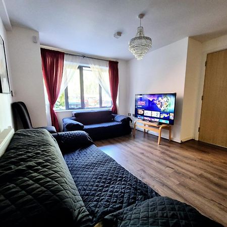 Explore London: 2 Bedroom House In Wood Green Экстерьер фото