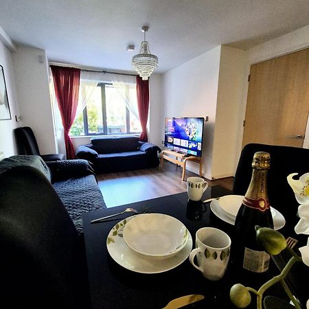 Explore London: 2 Bedroom House In Wood Green Экстерьер фото