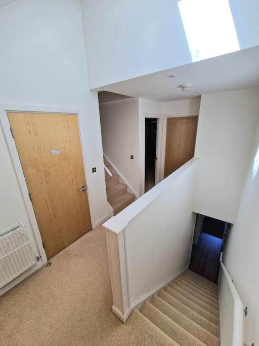 Explore London: 2 Bedroom House In Wood Green Экстерьер фото