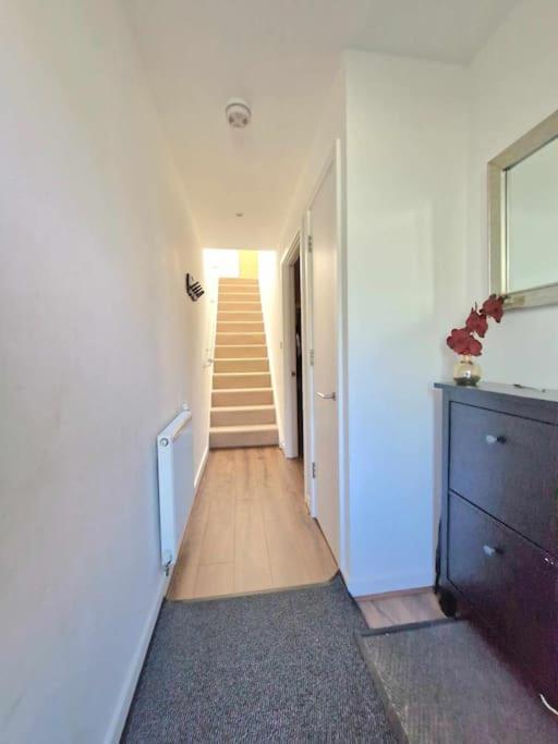 Explore London: 2 Bedroom House In Wood Green Экстерьер фото