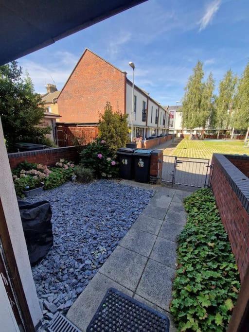 Explore London: 2 Bedroom House In Wood Green Экстерьер фото