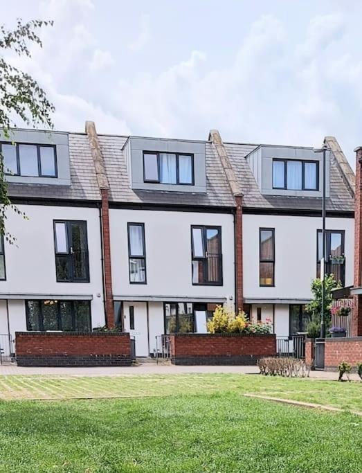 Explore London: 2 Bedroom House In Wood Green Экстерьер фото