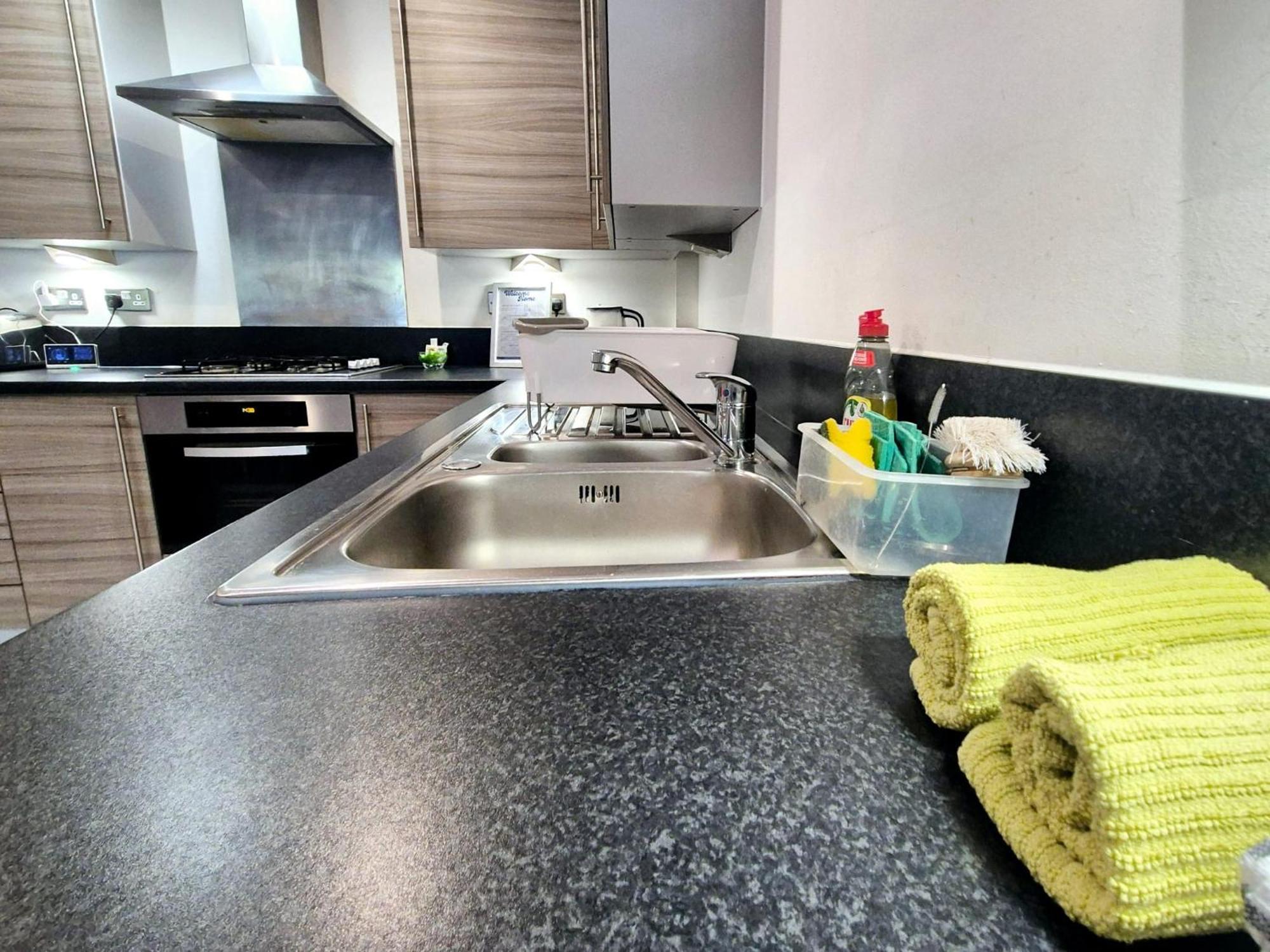 Explore London: 2 Bedroom House In Wood Green Экстерьер фото
