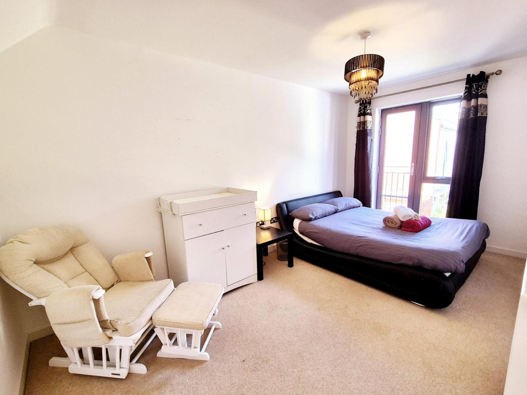 Explore London: 2 Bedroom House In Wood Green Экстерьер фото