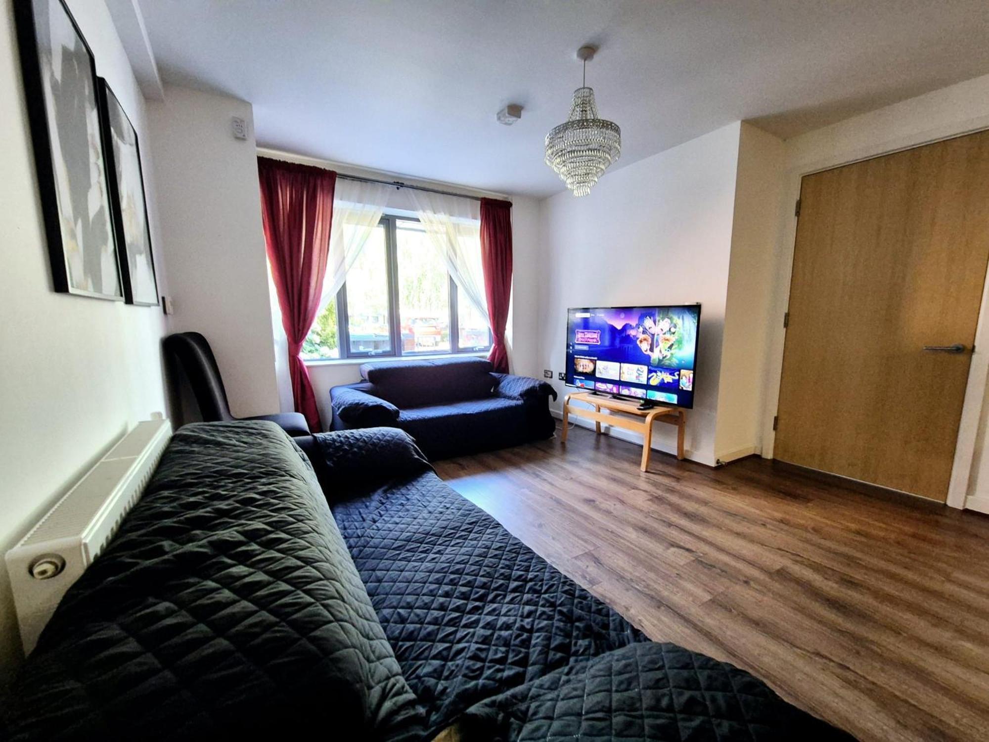 Explore London: 2 Bedroom House In Wood Green Экстерьер фото