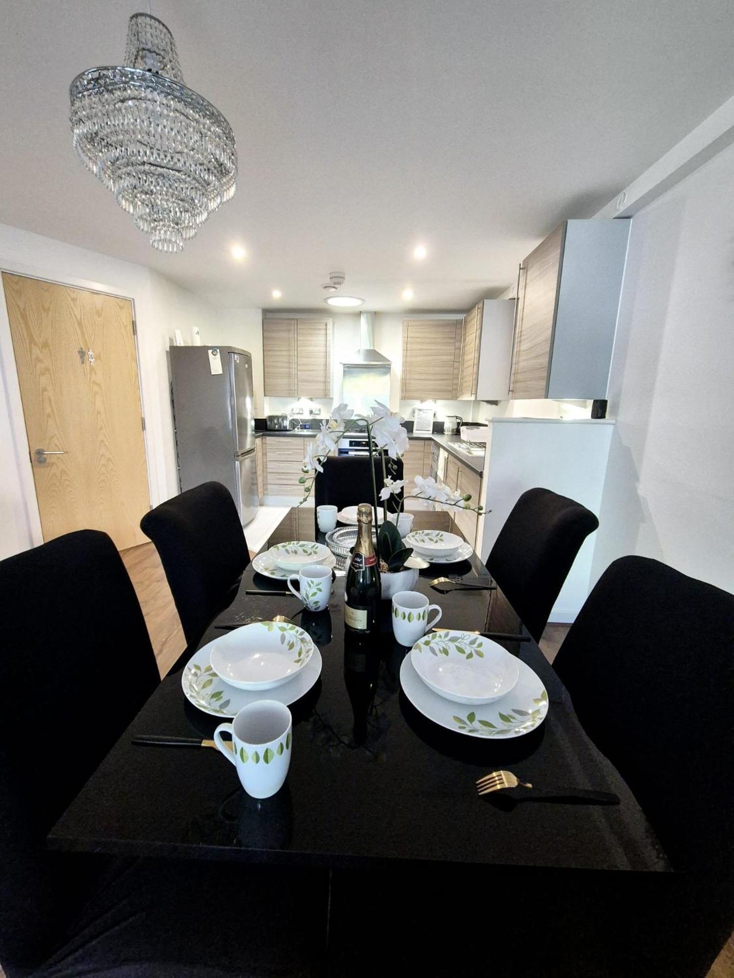 Explore London: 2 Bedroom House In Wood Green Экстерьер фото
