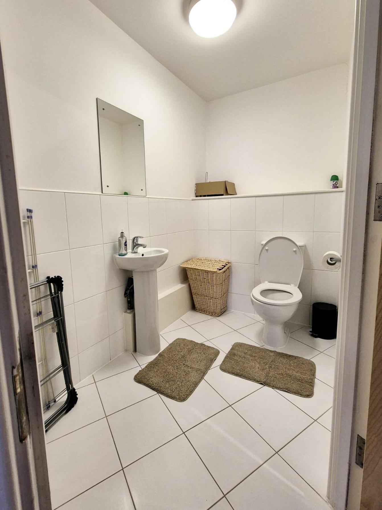 Explore London: 2 Bedroom House In Wood Green Экстерьер фото