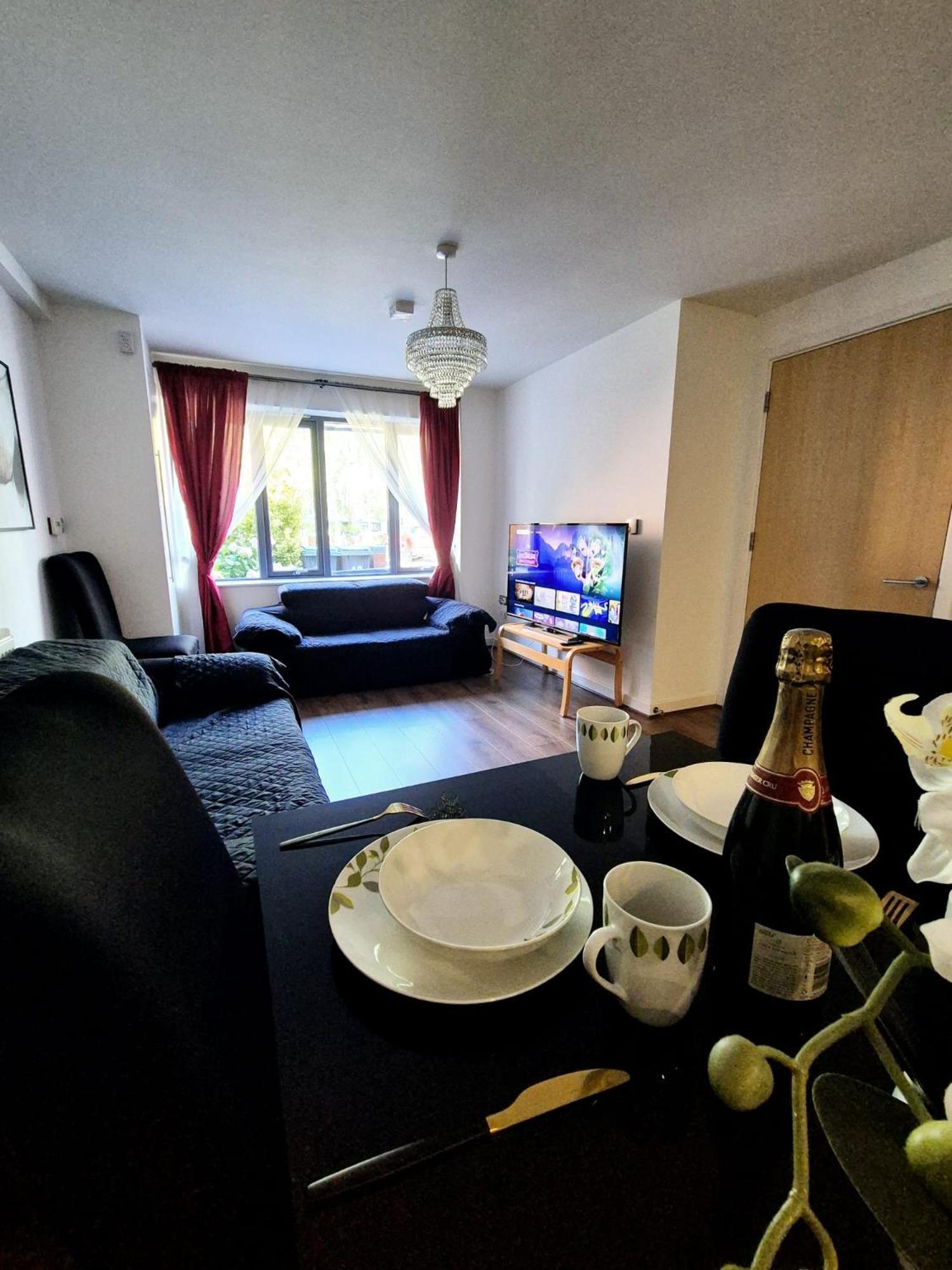 Explore London: 2 Bedroom House In Wood Green Экстерьер фото