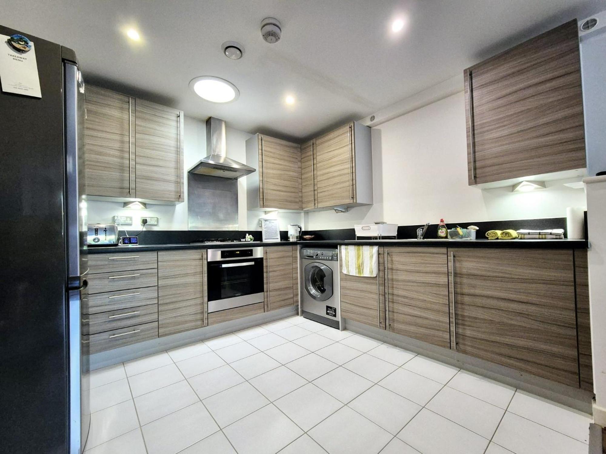 Explore London: 2 Bedroom House In Wood Green Экстерьер фото
