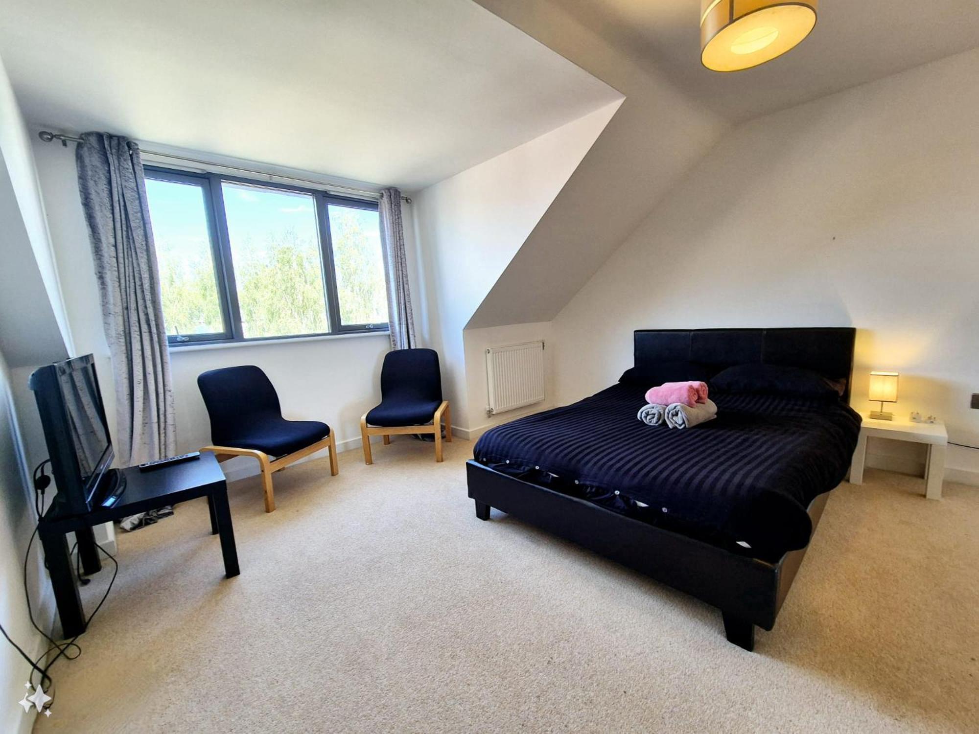 Explore London: 2 Bedroom House In Wood Green Экстерьер фото