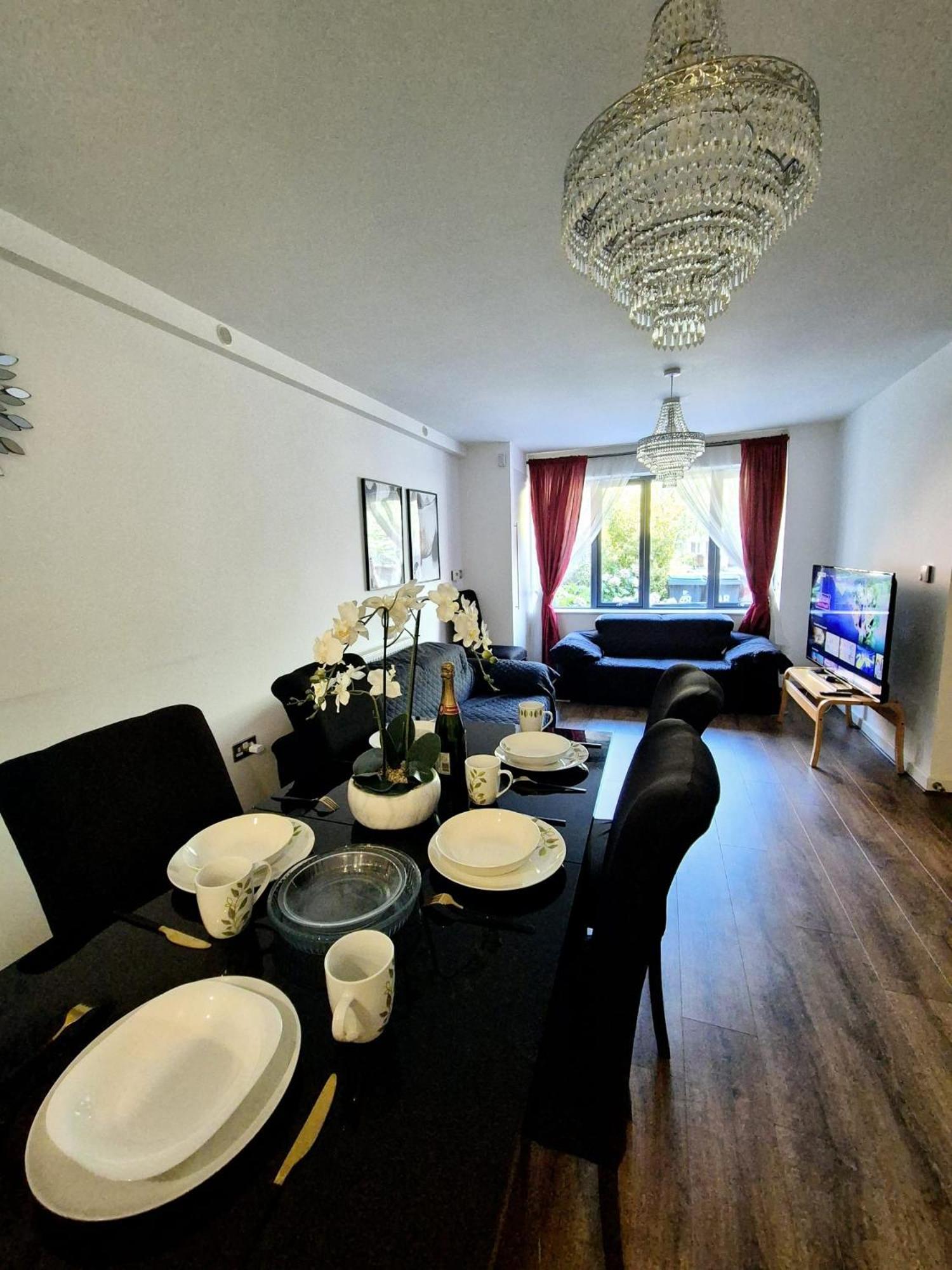 Explore London: 2 Bedroom House In Wood Green Экстерьер фото